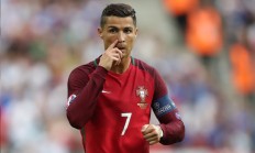 米兰体育app入口-绿茵场外的血拼，当皇马传奇遇见阿尔及利亚，而梅西在另一片战场主宰命运