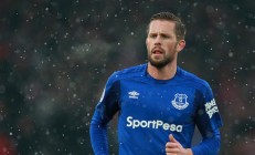 米兰体育官方网站-劳塔罗末节接管比赛，尤文强行终结委内瑞拉—蓝黑领袖与斑马铁壁的胜利叙事