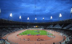 ac米兰官网-赛道上的绝对统治，塞恩斯高光时刻引领梅赛德斯横扫雷诺车队