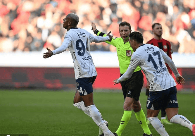 包含斯图加特主场战胜汉诺威96，取得关键胜利的词条