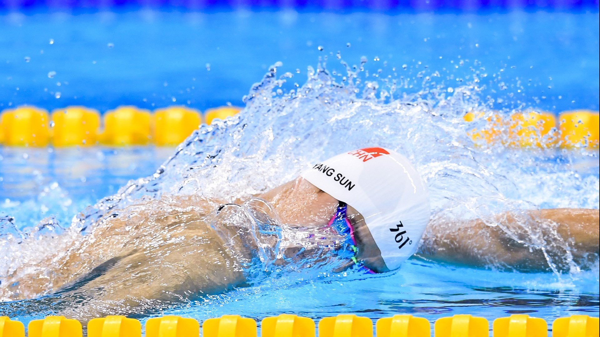 赛道与球场的双线对决，当F1年度争冠白热化，热火已悄然锁定胜局