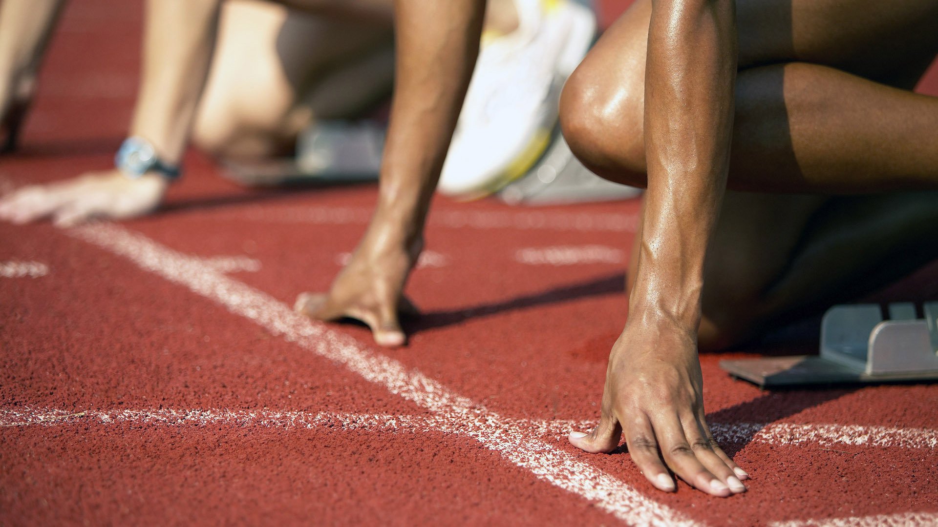 赛道之外，当F1争冠焦点战遇上新疆队的压哨绝杀