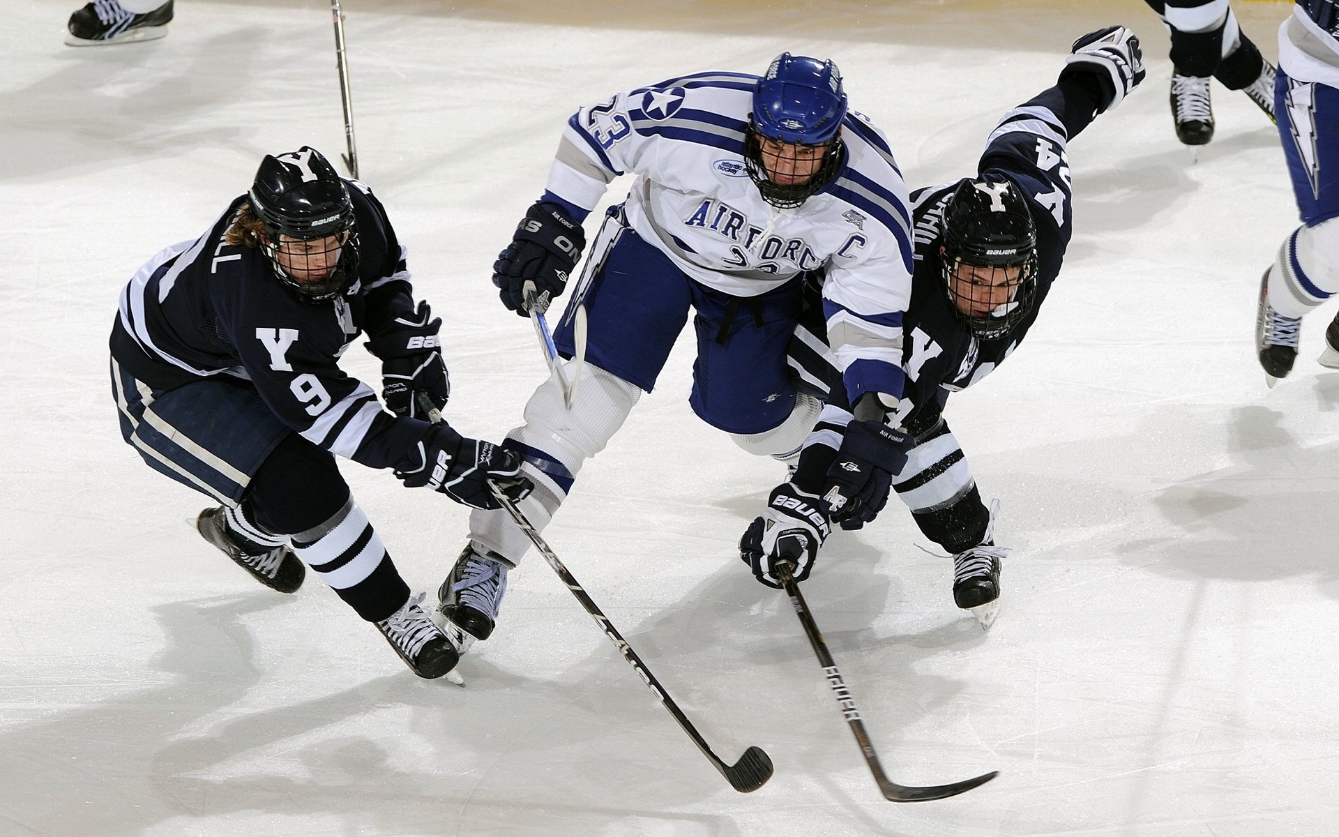 欧冠淘汰赛之夜，阿什拉夫带队取胜